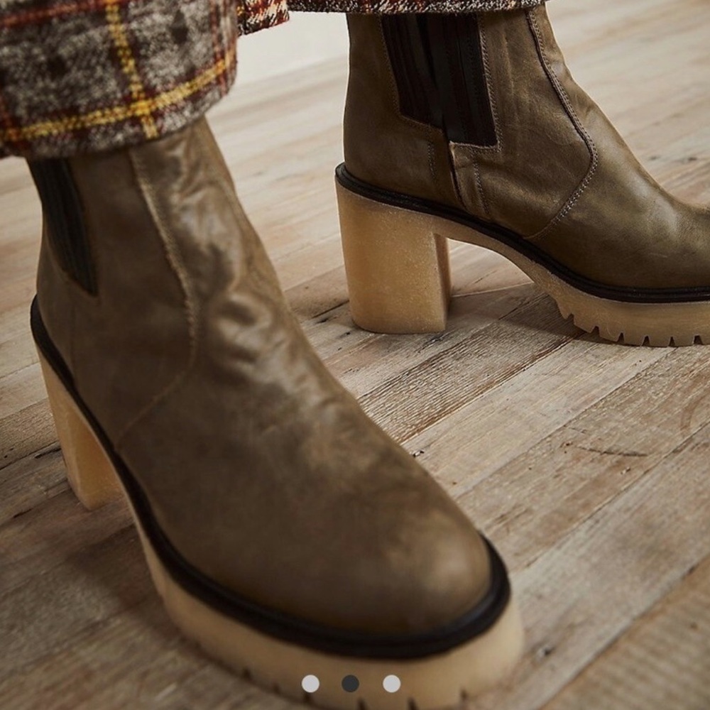 Free People James Chelsea Lug Sole Boots in Brown/Olive Green